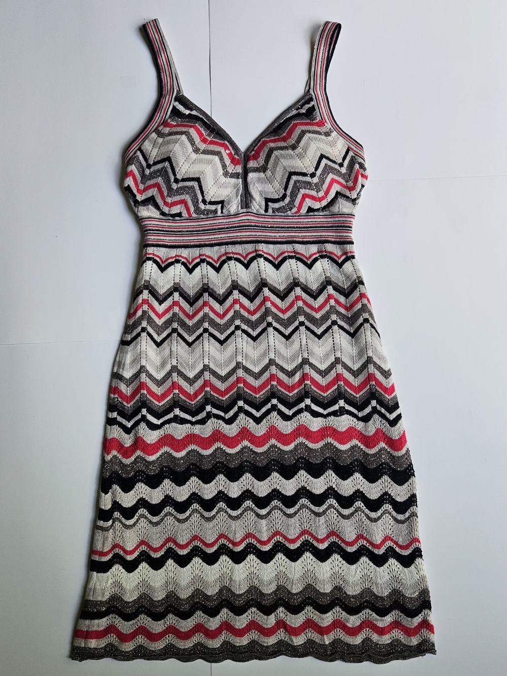 Guess Sleeveless Chevron Knit Midi Dress in White, Black & Pink